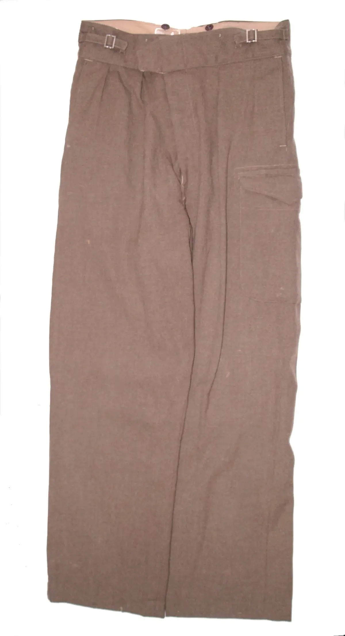 Celana battledress berwarna cokelat keabuan dengan satu saku tempel berpenutup di bagian paha, difoto mendatar di latar putih.